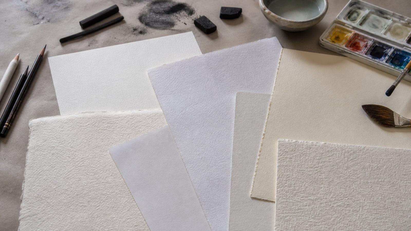 Schilderij met duidelijke perspectieflijnen in een atelier