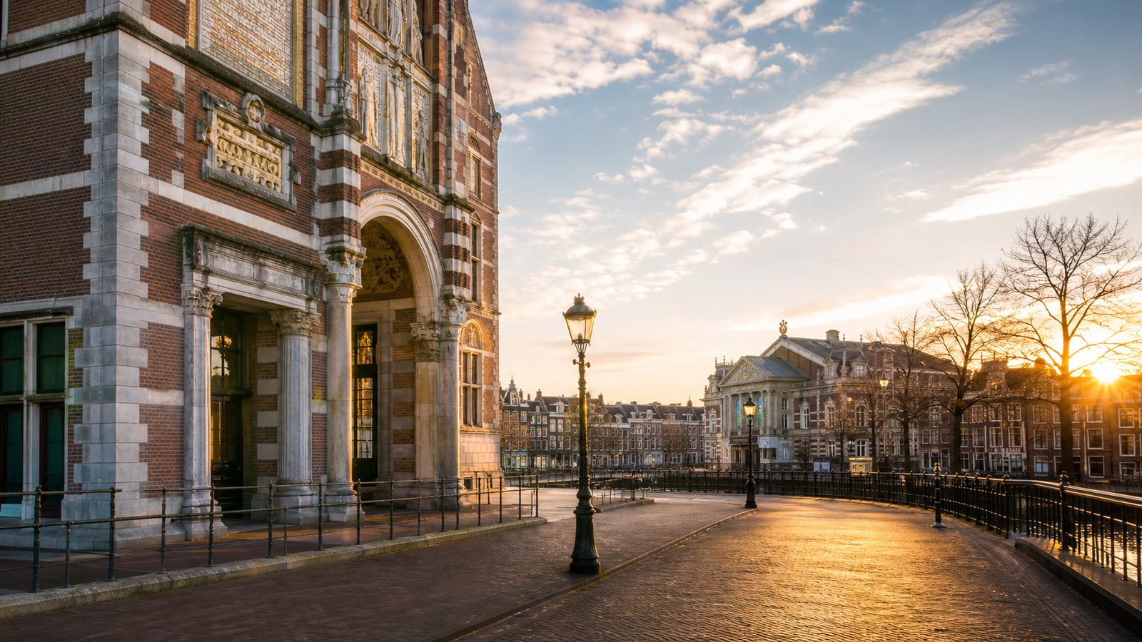 Sculptuur in een lichte museumgalerij met veranderende schaduwen